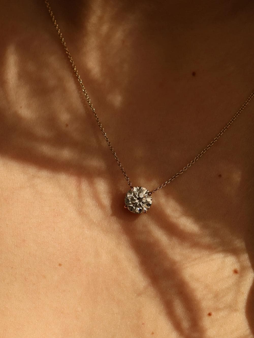 Round Brilliant Pendant necklace detail