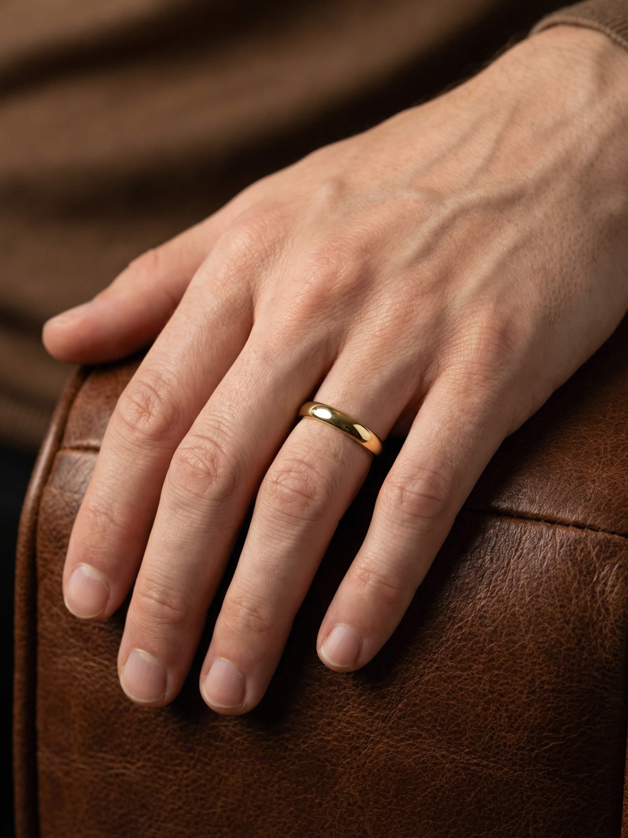 Classic 3mm 3mm hr Wedding Band on man's hand