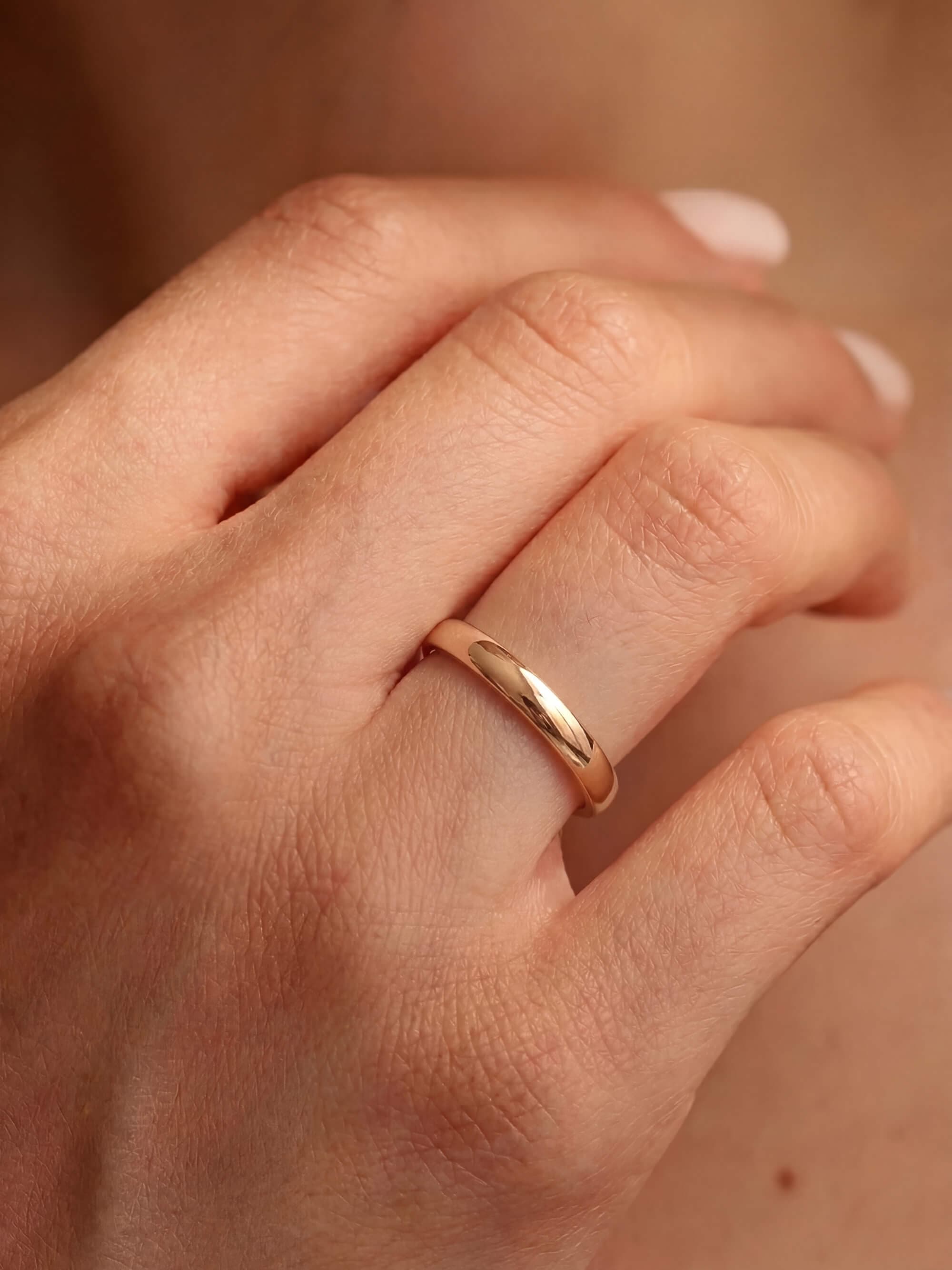 Classic 3 mm half-round wedding ring with hand