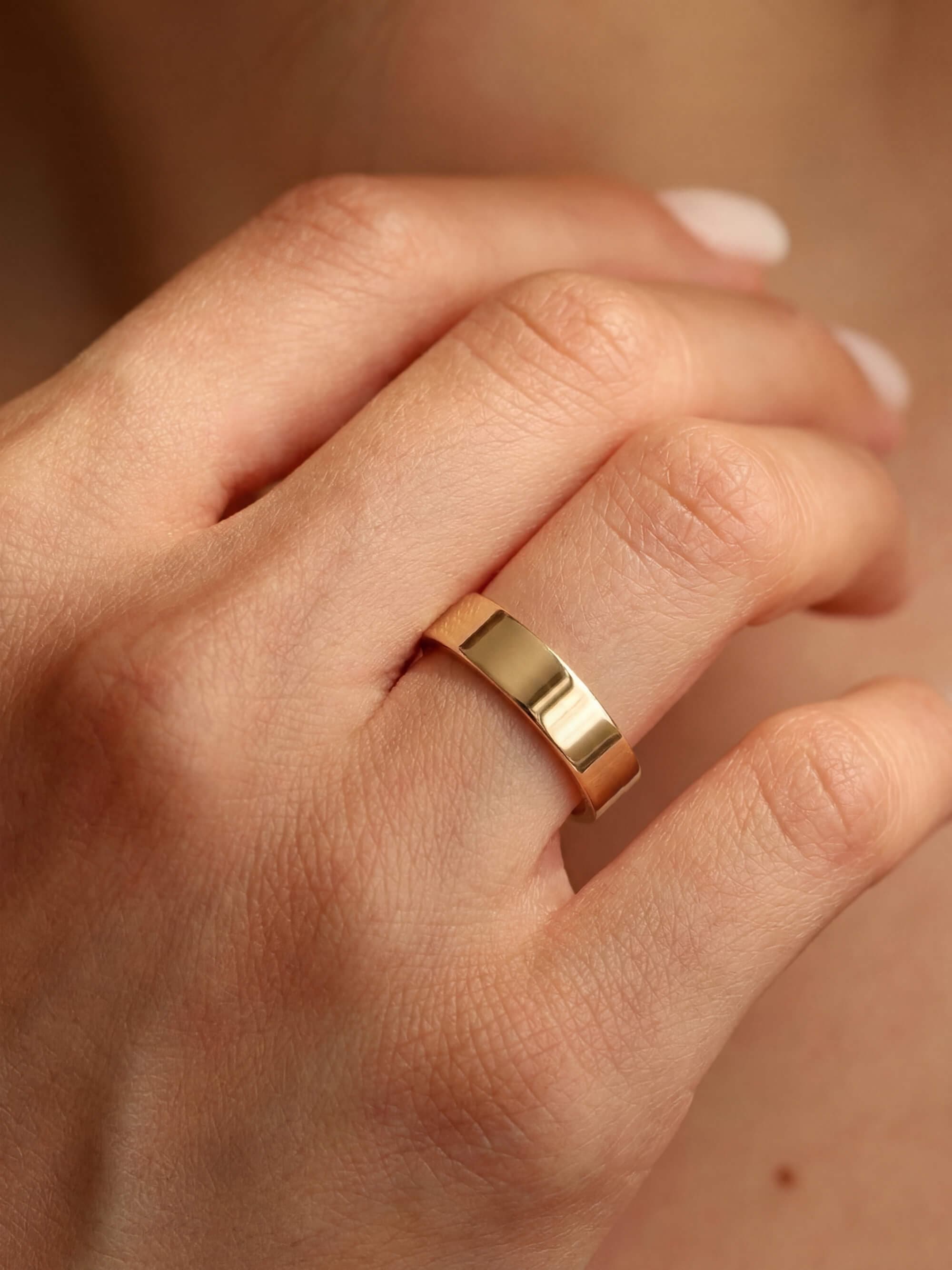 Classic 5 mm wedding ring on hand