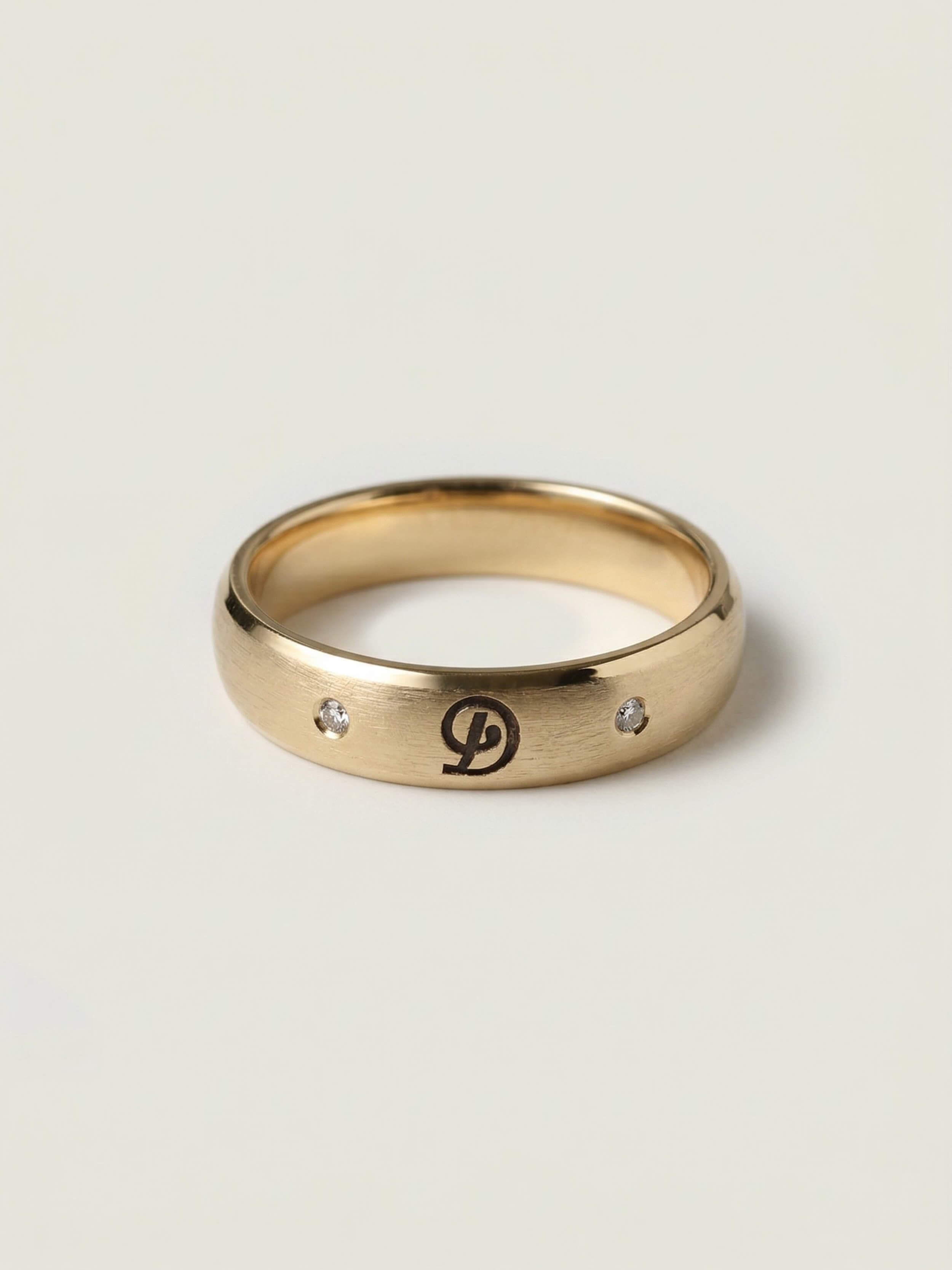 Signature Ring in Yellow Gold